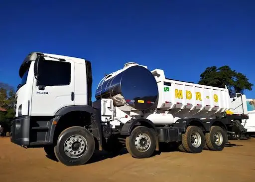 Modelo que caminhão usado como usina móvel de asfalto