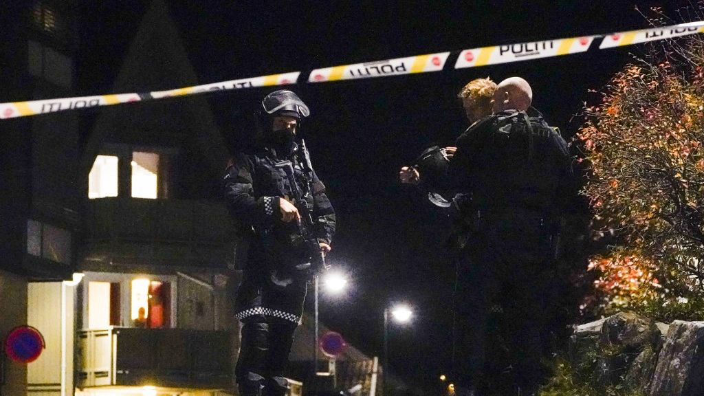 Policiais em ataque na cidade de Kongsberg, na Noruega