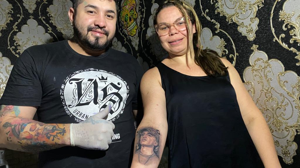 Tatuador levou quatro horas desenhando João Gomes em pernambucana