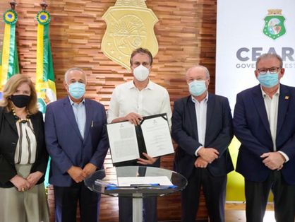 Camilo Santana assinando protocolo de intenção para projetos de hidrogênio verde no ceará durante live no palácio da abolição