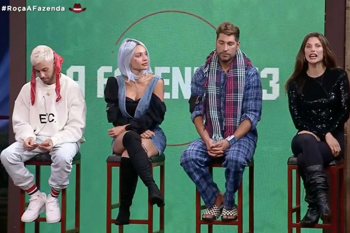 Gui Araujo, Aline Mineiro, Victor Pecoraro e Dayane Mellos sentados no bancos da roça de A Fazenda 13