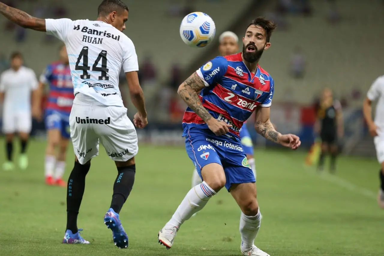 Matheus Vargas disputa bola com Ruan, do Grêmio