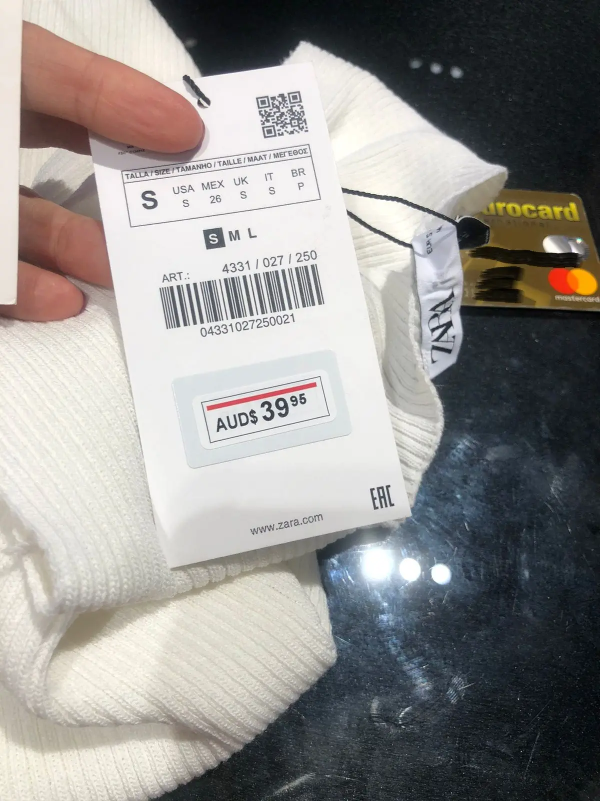 Cliente escolheu duas peças, que estavam com etiquetas de 39,95 e 23,95, mas foi surpreendida na hora de pagar