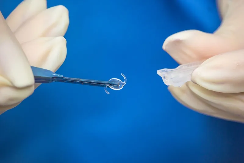 Lentes intraoculares corrigem também visão de perto e de longe e eliminam o uso de óculos após a cirurgia de catarata.