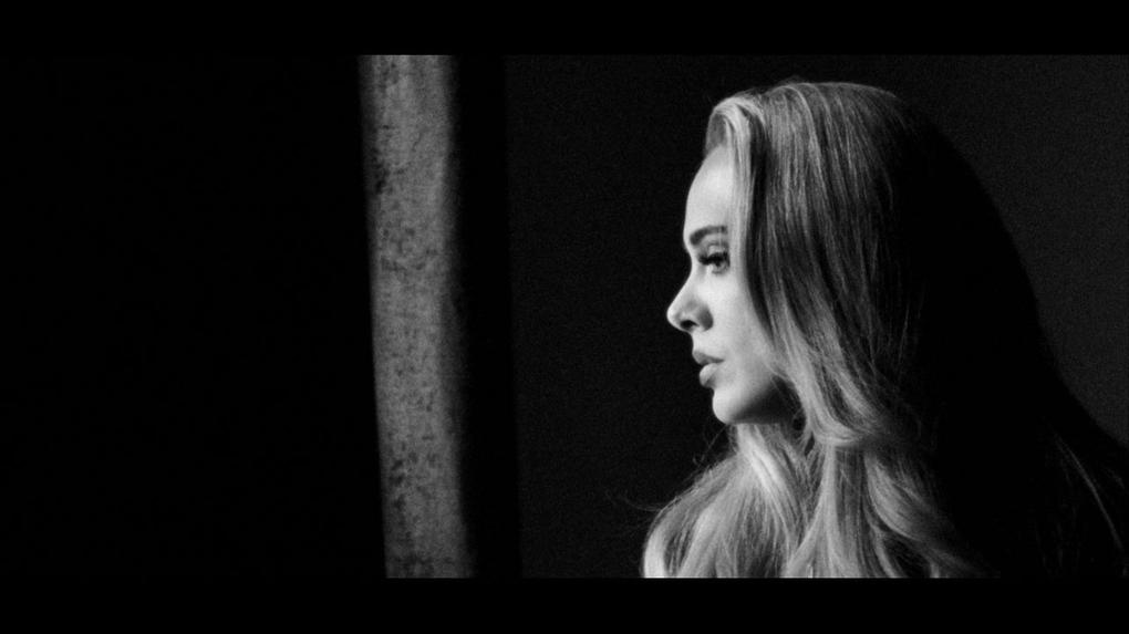 imagem em preto e branco mostra adele em clipe da nova música