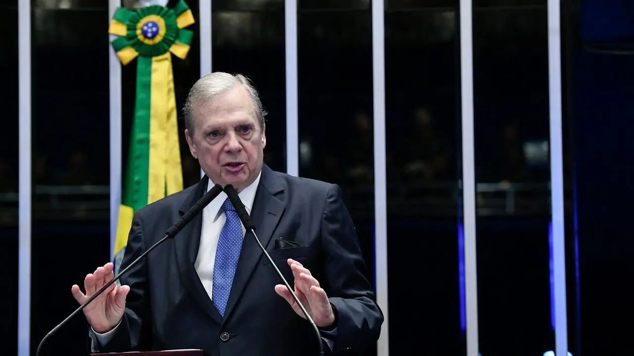 Senador Tasso Jereissati discursa na tribuna do Senado