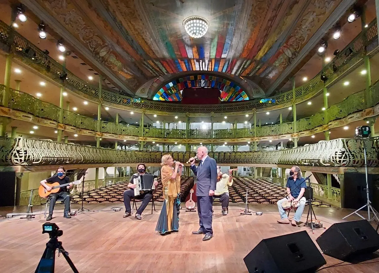Durante gravação do show no palco do Theatro José de Alencar, o dueto com o eterno parceiro  Zeca Costa
