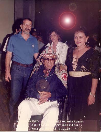 06/06/1989. Marivalda do lado esquerdo de Luiz Gonzaga, na noite de homenagem ao conselheiro