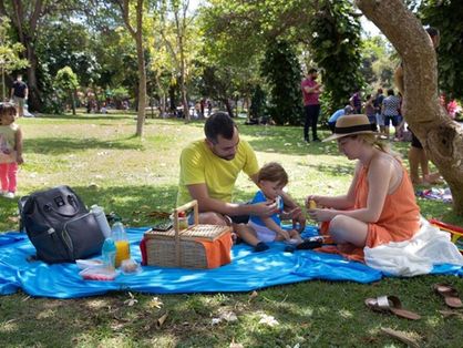Família fazendo piquenique no Parque Adahil Barreto