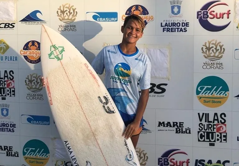 Ariane Gomes se inspirou no próprio tio para começar surfar e espera disputar um mundial