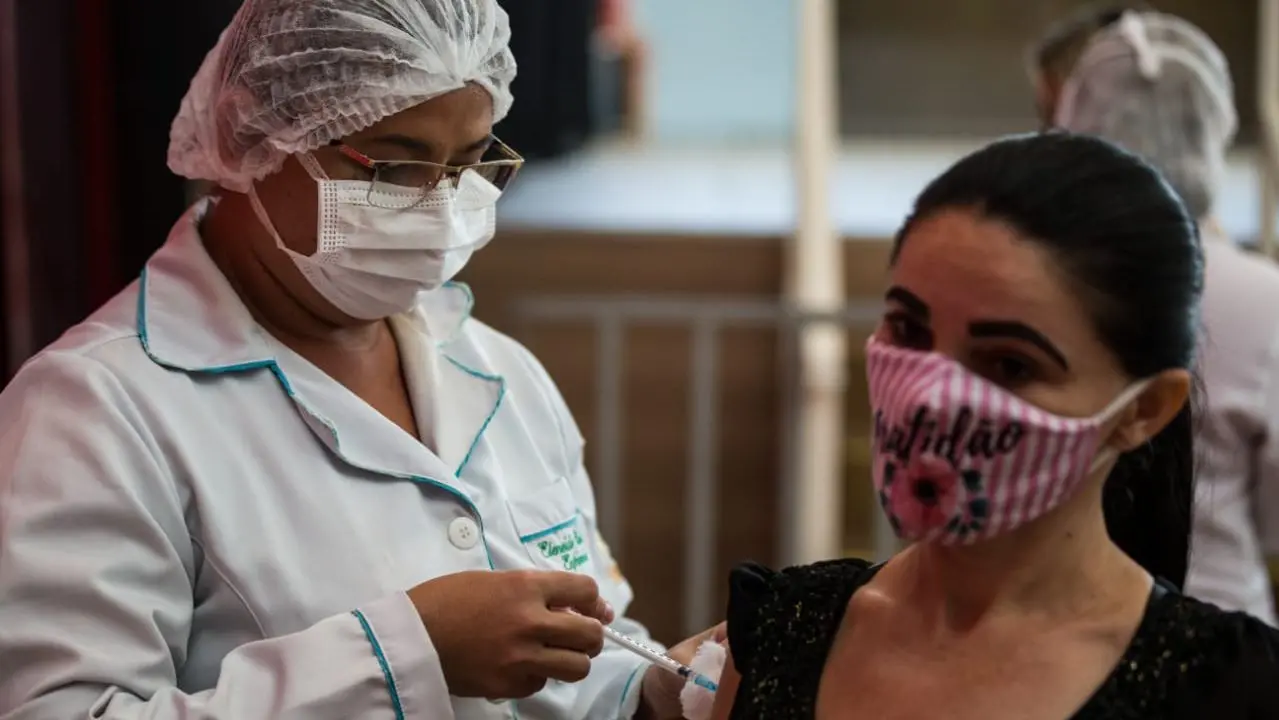 Pessoa sendo vacinada