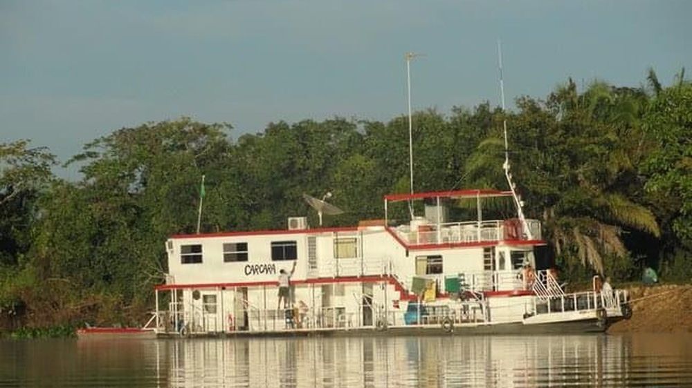 Barco Carcará, afundado no MS, sobre rio