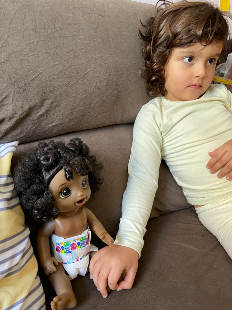 Raul e a boneca, sentados no sofá