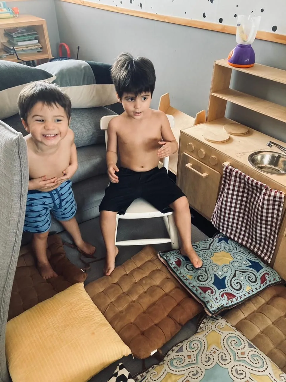 Filhos de Cinara brincam na cozinha em miniatura