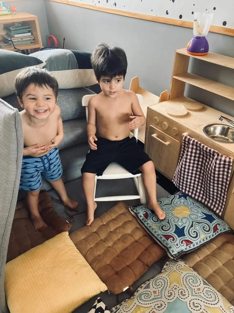 Filhos de Cinara brincando na cozinha em miniatura