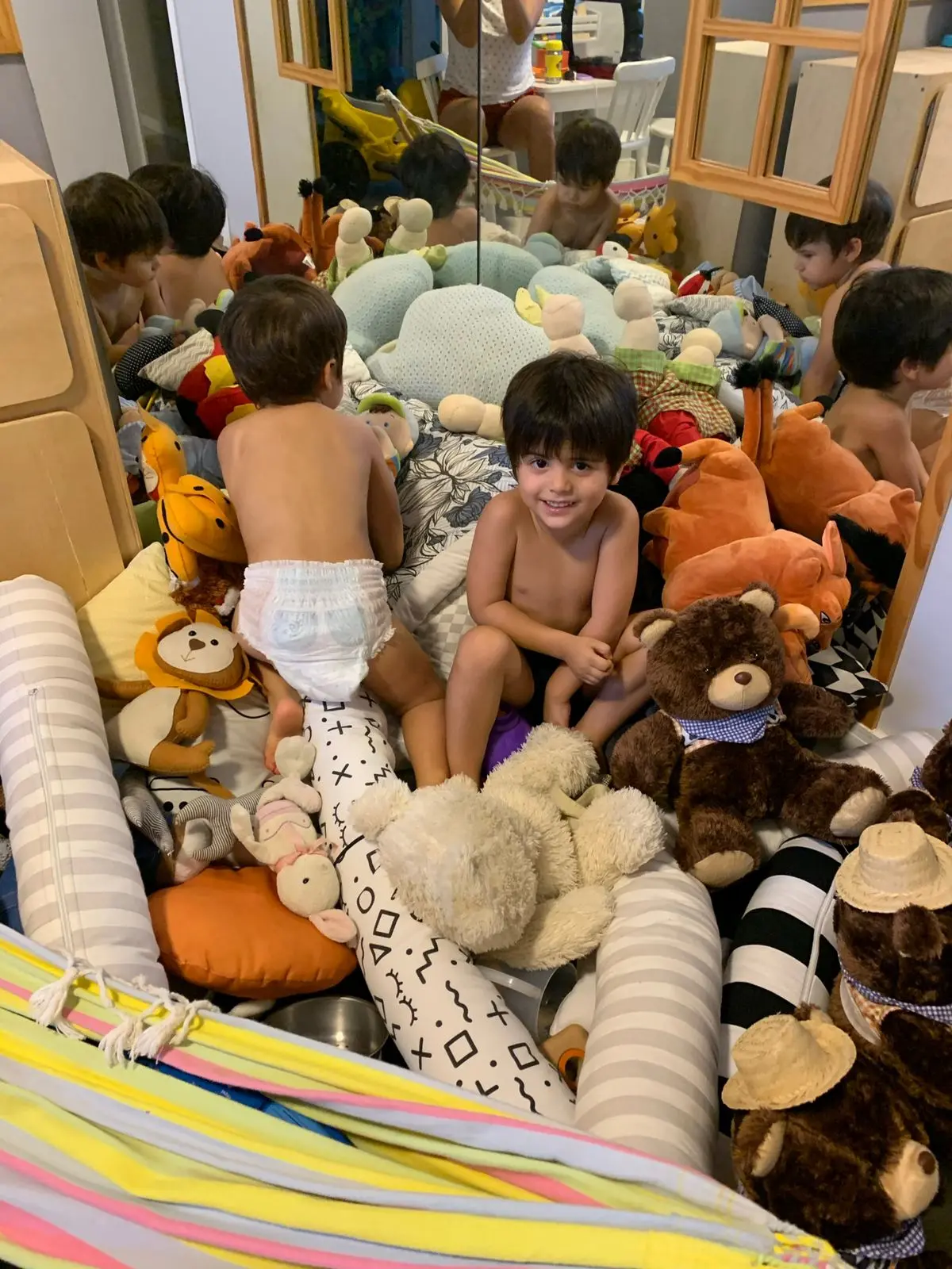 Filhos de Cinara brincam com ursinhos