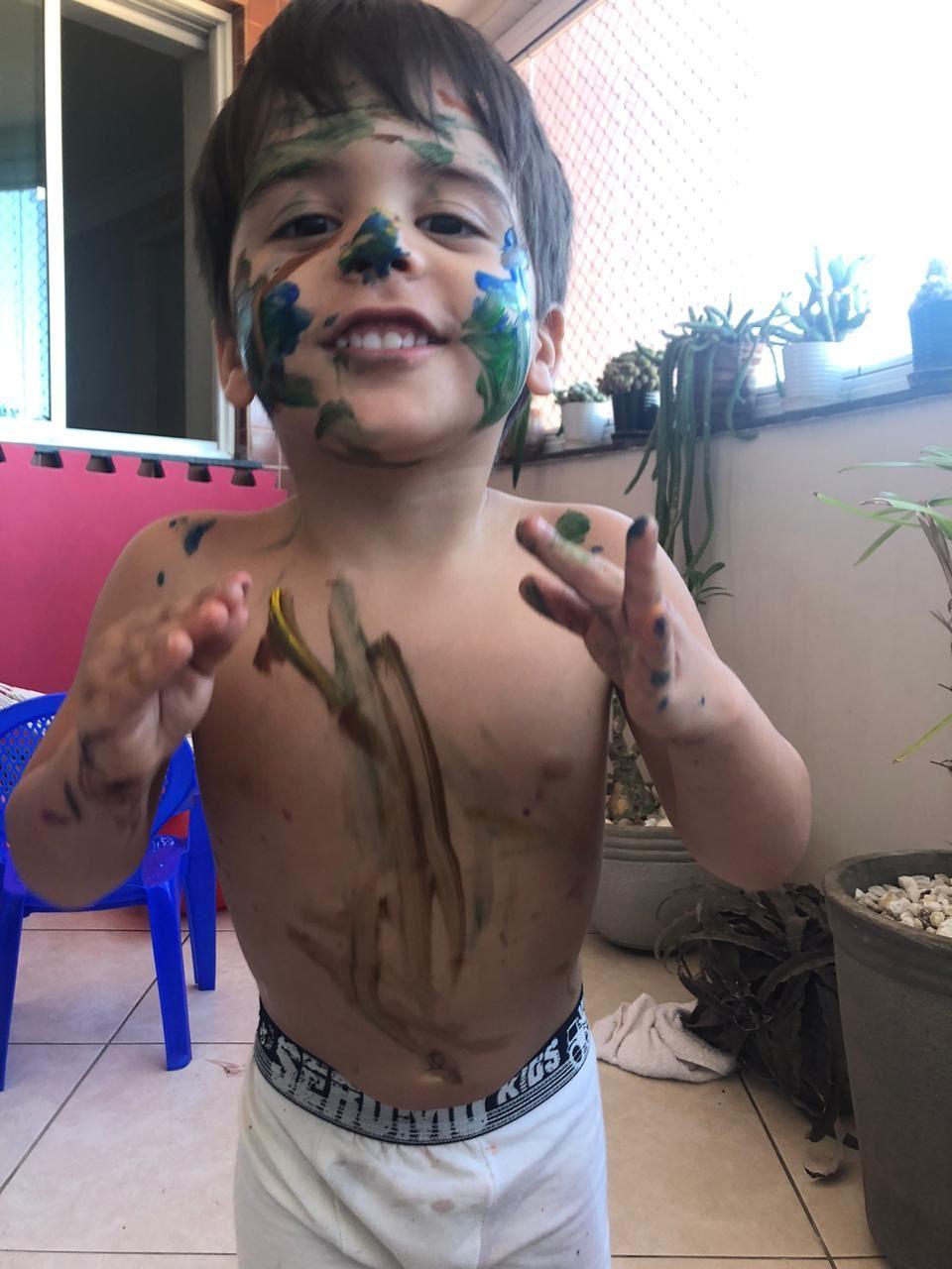 Filho de Cinara Gomes pintado com tinta guache