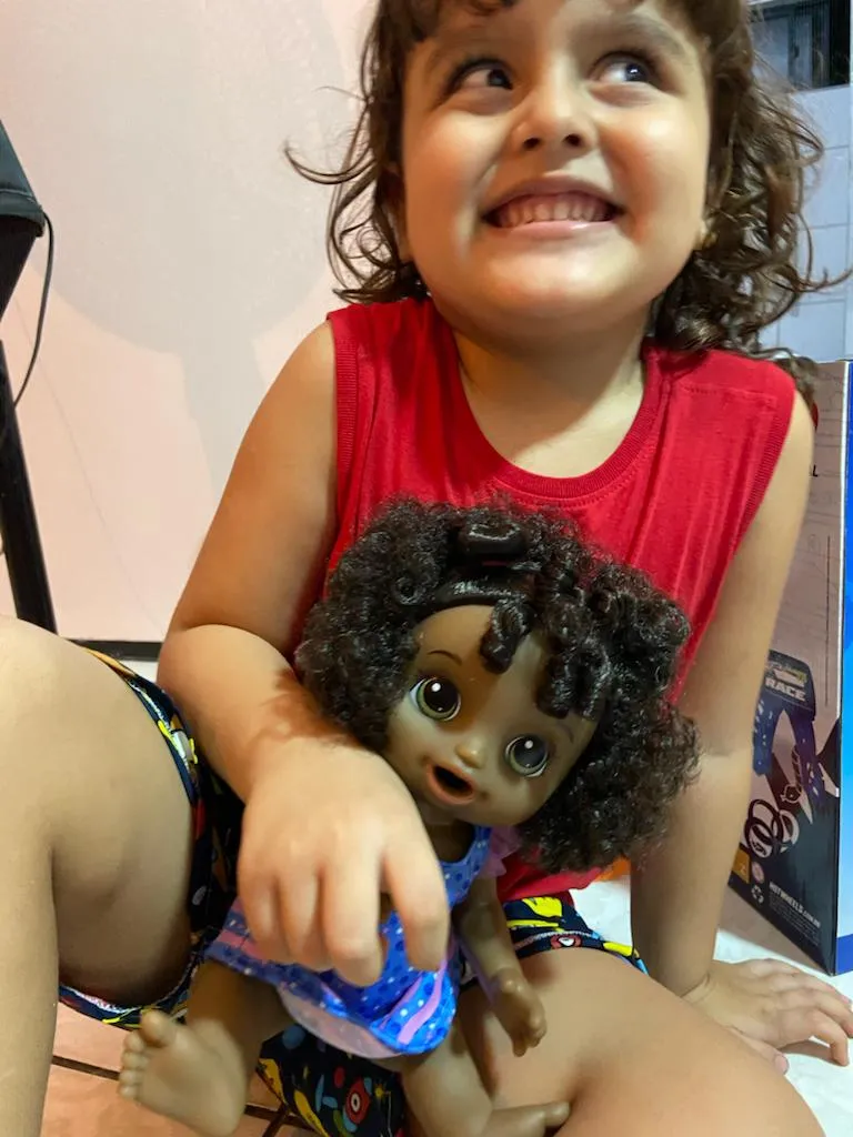 Raul rompe com o estereótipo de que só meninas brincam de boneca
