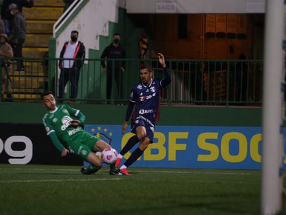 Bruno Melo cruzando a bola no momento do gol