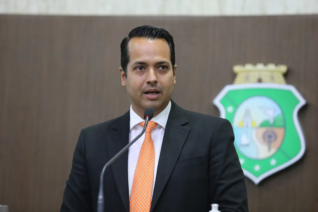 Prefeito de Caucaia, Vitor Valim, discursa na Assembleia Legislativa