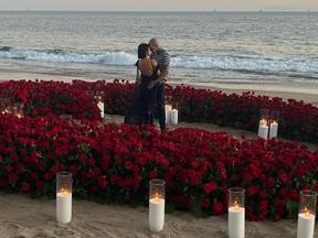 Pedido de noivado contou com cenário na praia com flores e velas