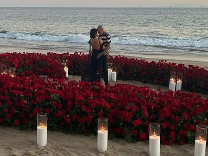 Pedido de noivado contou com cenário na praia com flores e velas