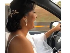Noiva sorrindo dentro do carro enquanto dirige