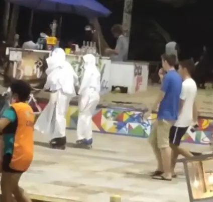 Duas freiras andam de patins pelo calçadão da avenida Beira-Mar, em Fortaleza.