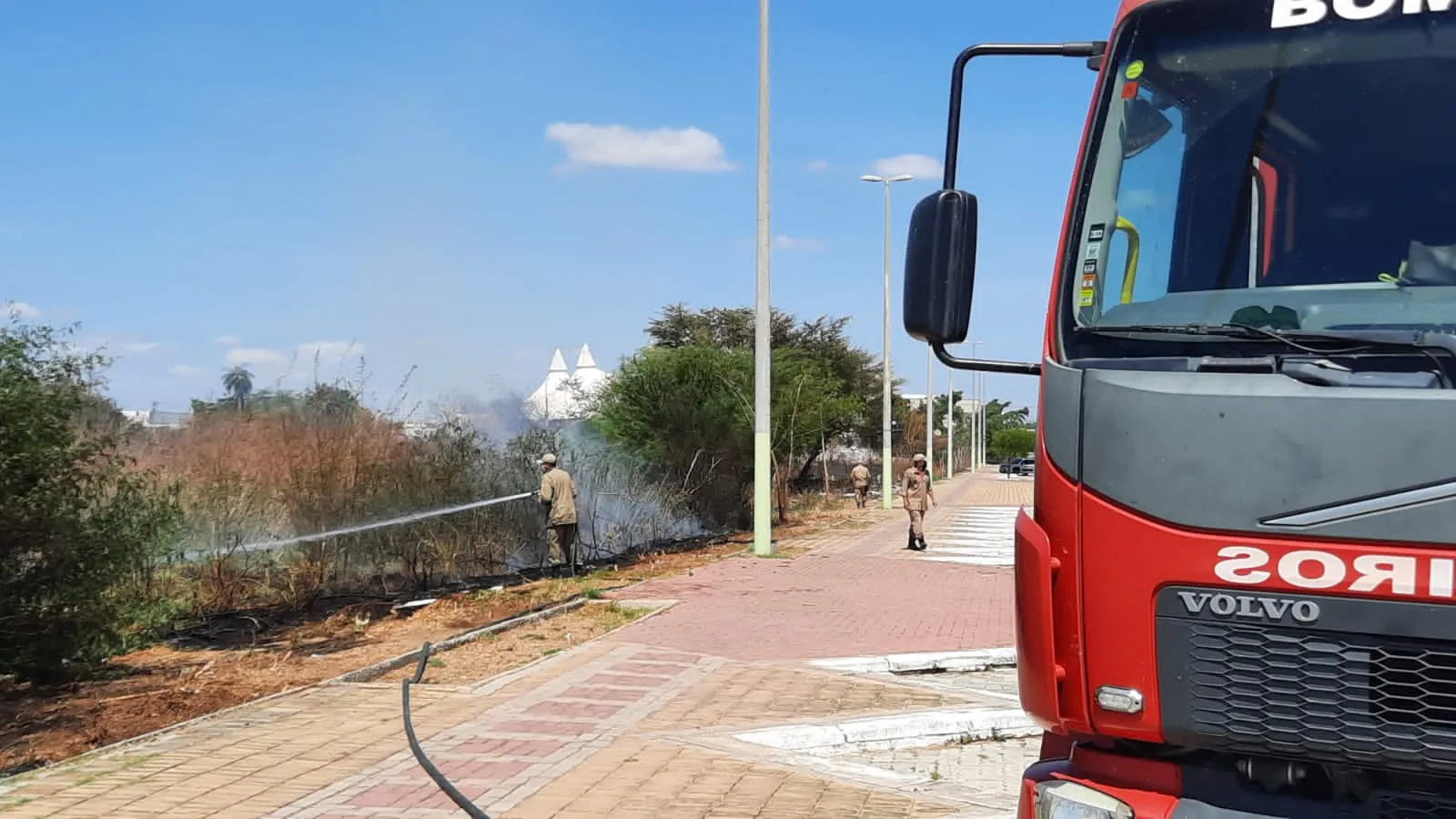 Na tarde do domingo, uma equipe do Corpo de Bombeiros Militar de Iguatu foi ao local e trabalhou até o início da noite para debelar os focos de incêndio