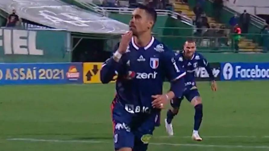 Pikachu mandando beijo para torcida da Chapecoense