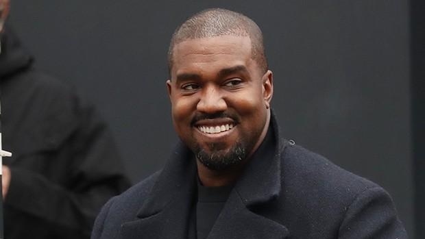 Kanye West vestindo de preto, sorrindo