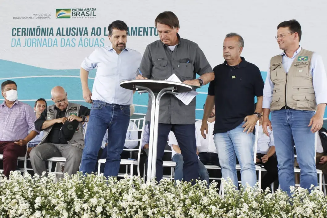 bolsonaro assina ordem de serviço