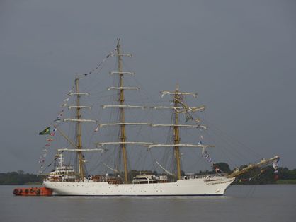 Navio cisne branco após colisão com ponte no equador