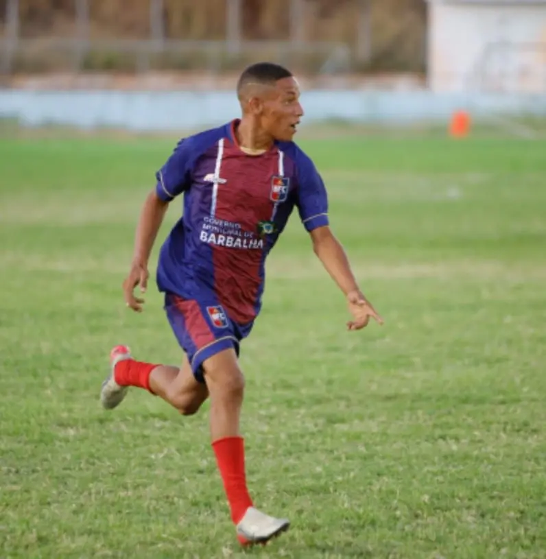 O jogador do Barbalha, Felipe da Silva, correndo com o uniforme do time em campo.