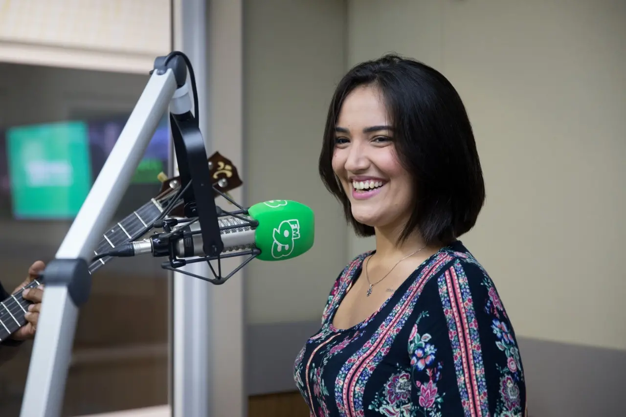 Pelo menos 17 faixas compõem o repertório, o que garante temas como 