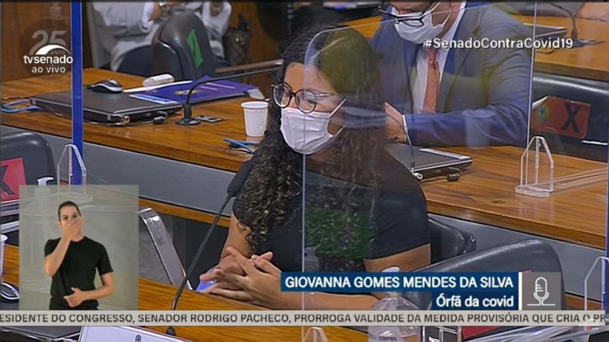 Captura de tela do momento em que intérprete leva a mão à boca em depoimento de orfã da covid-19 na CPI