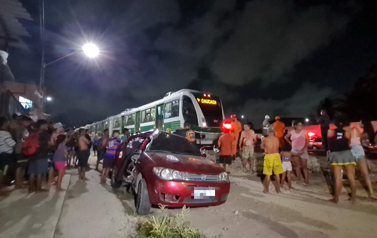 Acidente entre carro e VLT no bairro Quintino Cunha, em Fortaleza, no Ceará