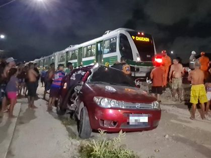 Acidente entre carro e VLT no bairro Quintino Cunha, em Fortaleza, no Ceará