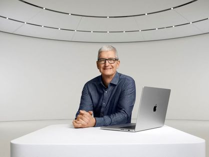 Tim Cook CEO da Apple com o novo MacBook Pro