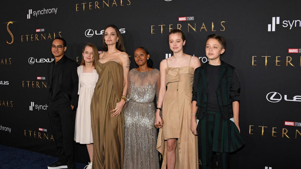 Angelina Jolie e os filhos em première em Los Angeles