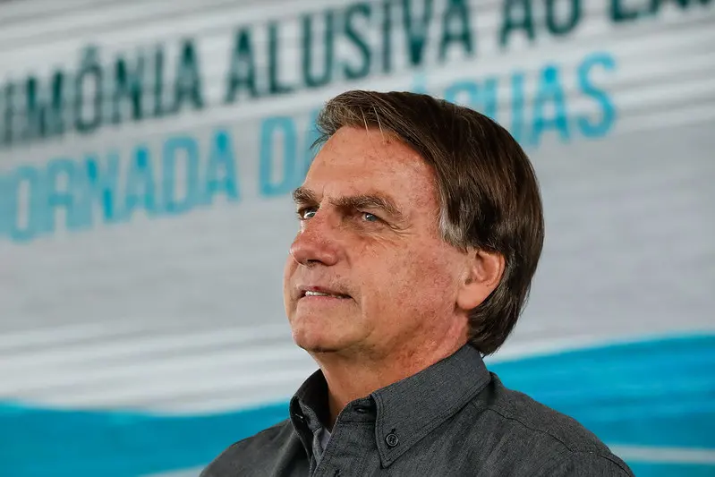 O presidente Jair Bolsonaro em frente a uma arte alusiva à Jornada das Águas.