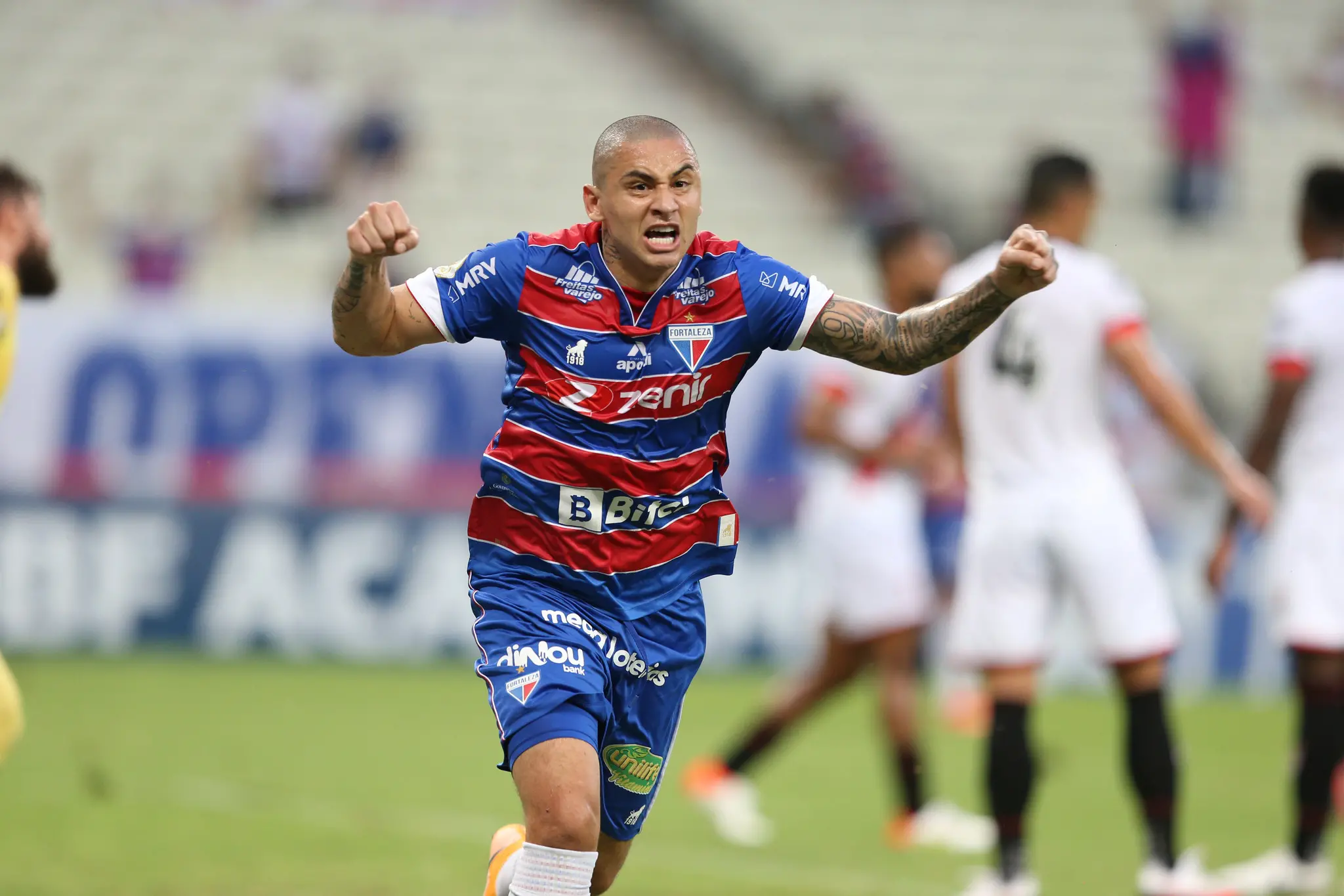 Wellington Paulista, ex-jogador, comemora gol do Fortaleza