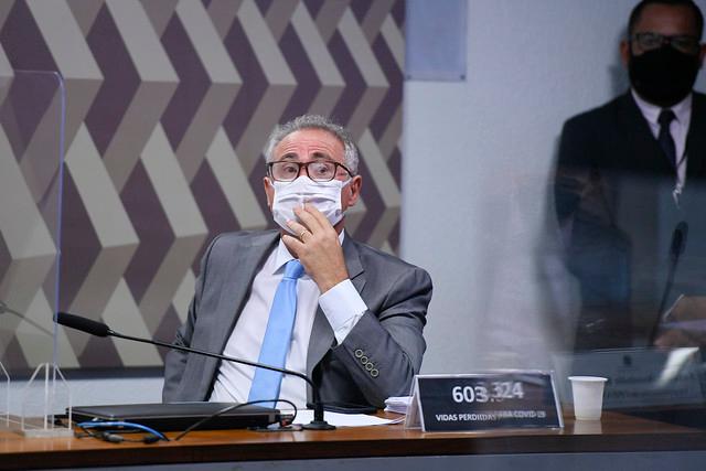 O senador Renan Calheiros (MDB-AL) de máscara, à mesa da CPI da Covid-19, no Senado Federal.