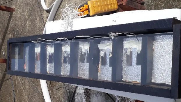 A superfície seletiva, feita com o LCC, absorve a radiação solar e promove o aquecimento de um fluido, como água ou óleo.