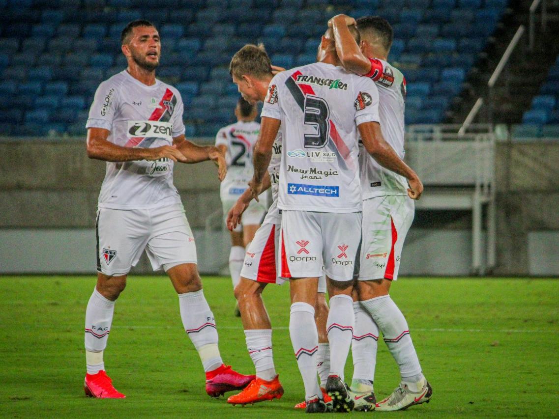 CENAS LAMENTÁVEIS: Torcida do Fluminense invade gramado na Copa Roblox de  Futebol para agredir os jogadores após sofrer uma goleada histórica do  Santa Cruz. : r/futebol