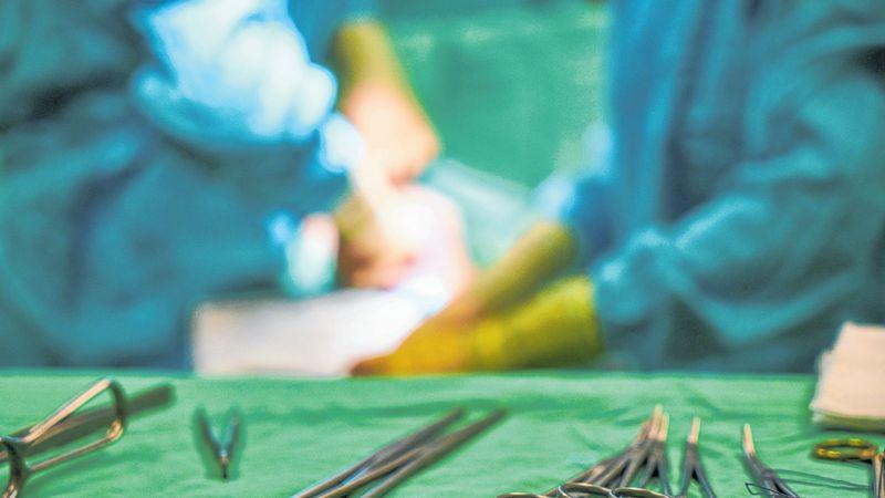Instrumentos cirúrgicos sobre a mesa durante realização de procedimento