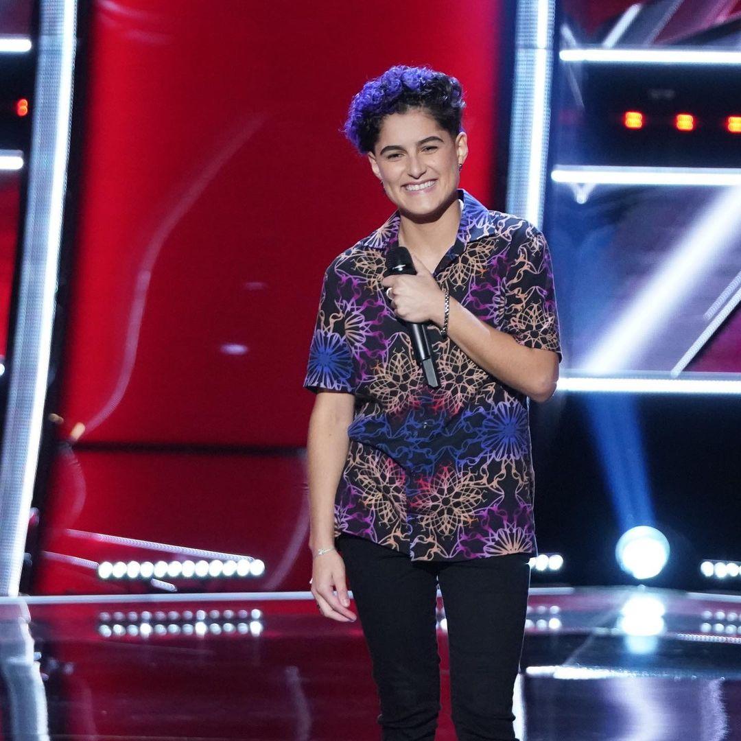 Sabrina Dias em apresentação do The Voice EUA