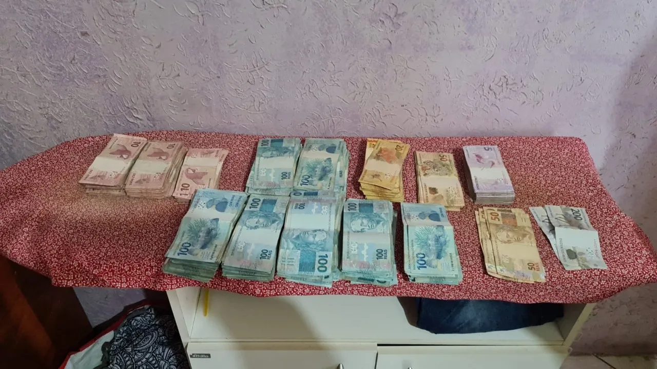 Mais de R$ 77 mil foram apreendidos por meio da operação na residência de um secretário, cuja remuneração é pouco acima de R$ 3 mil