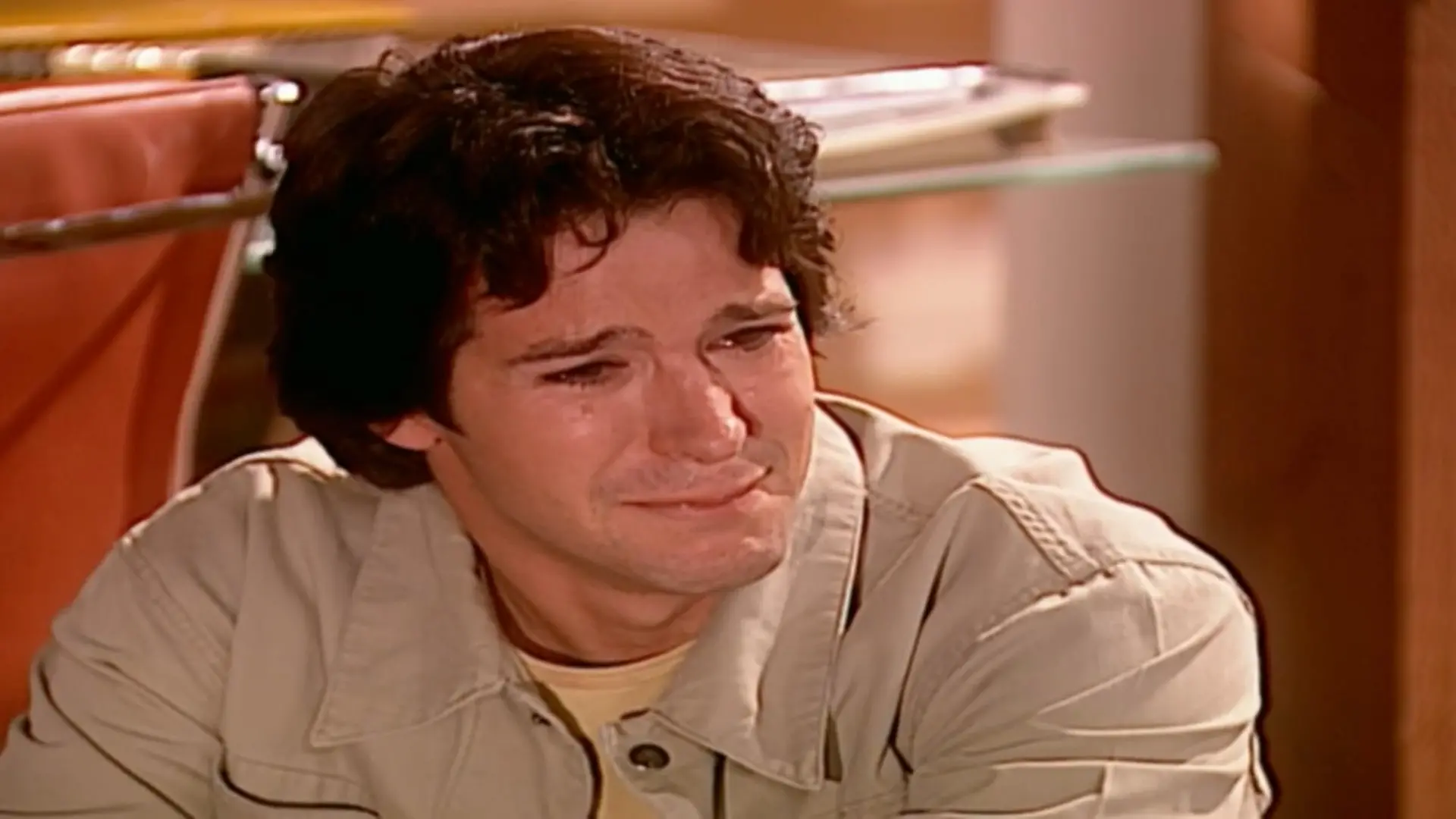 Lucas chora ao descobrir morte do irmão