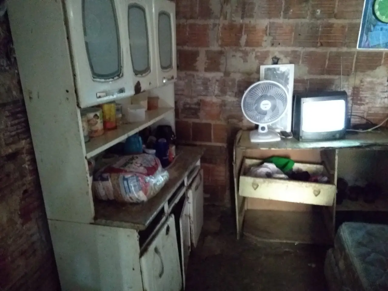 Sandra vive em um único vão com banheiro compartilhado com outros membros da família também vivendo em locais apertados